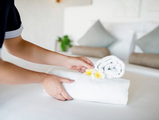 housekeeper-cleaning-a-hotel-room-GF9UDM8